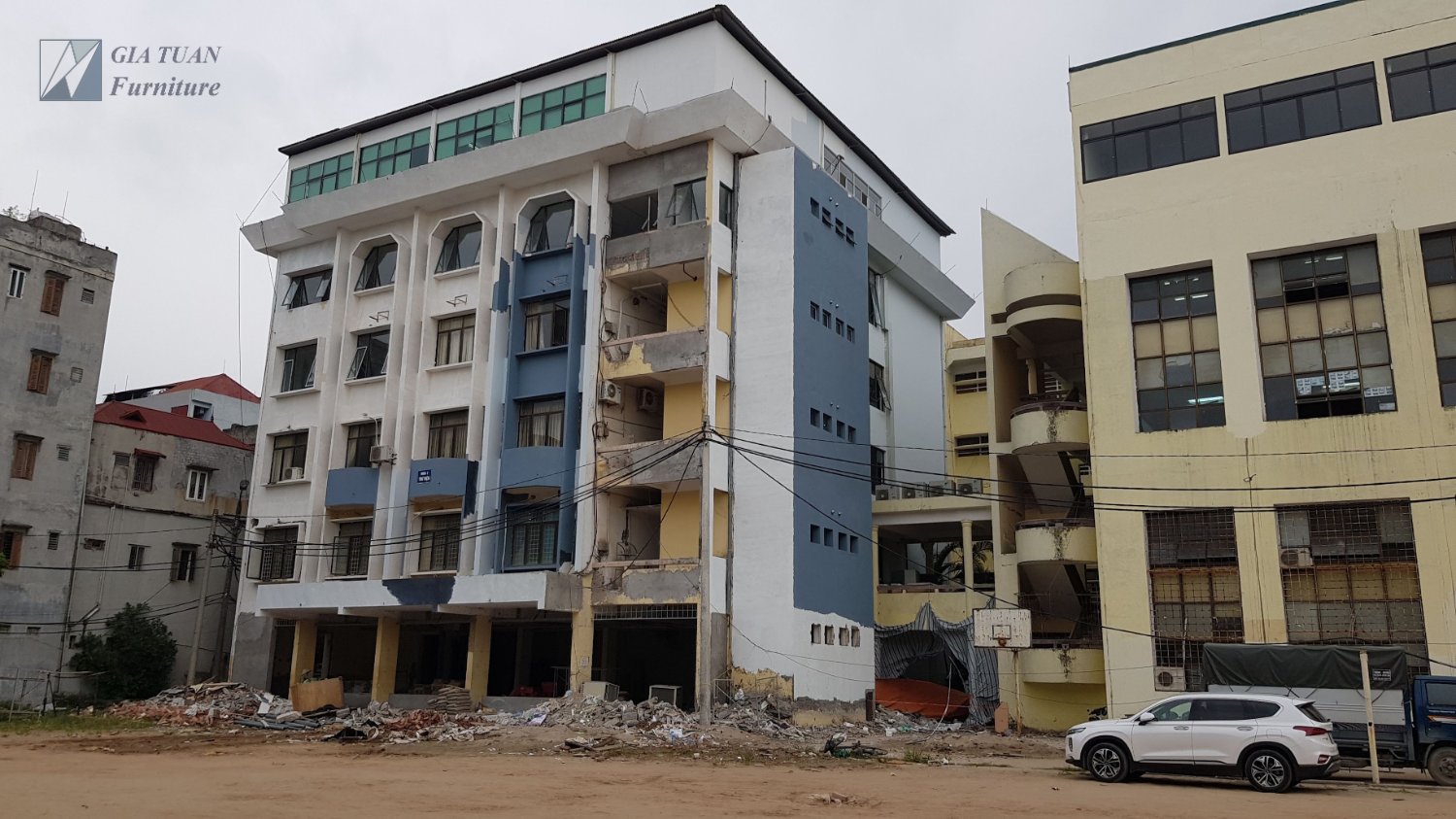 Mặt ngoài tòa nhà đang cải tạo