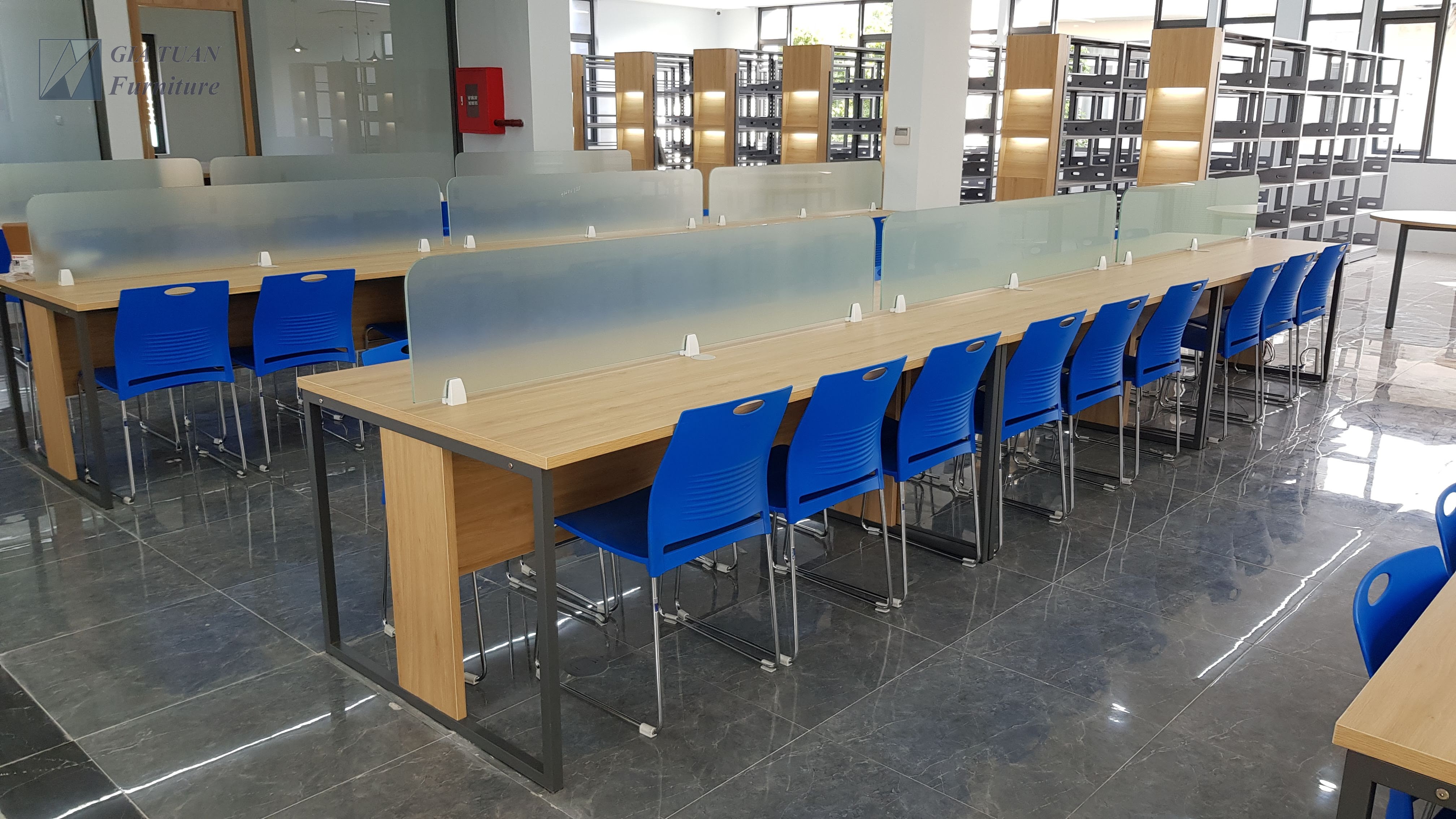 Phòng đọc ghế gỗ và bàn dài