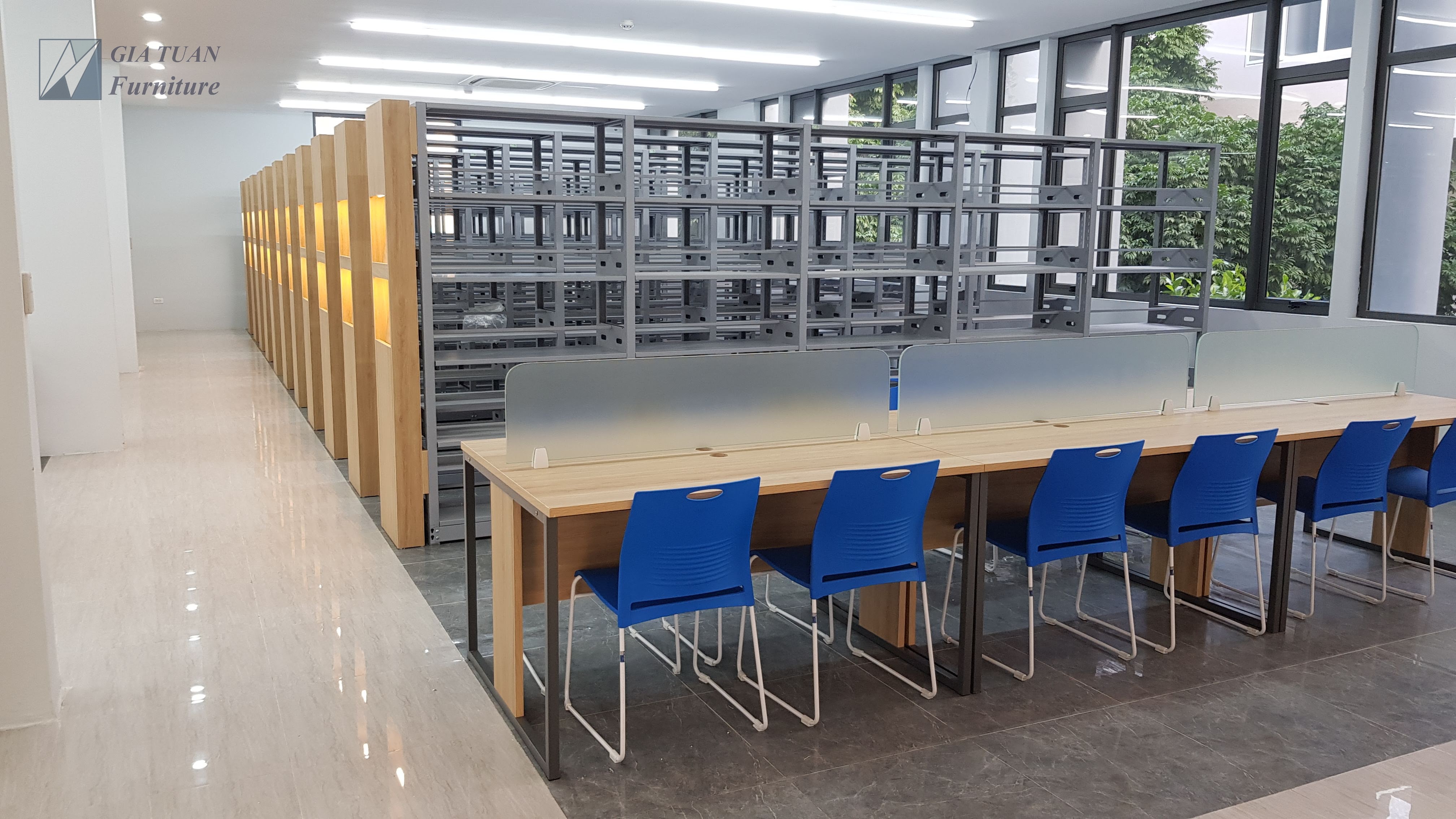Thư viện Học viện Tài chính — bàn đọc và kệ tài liệu