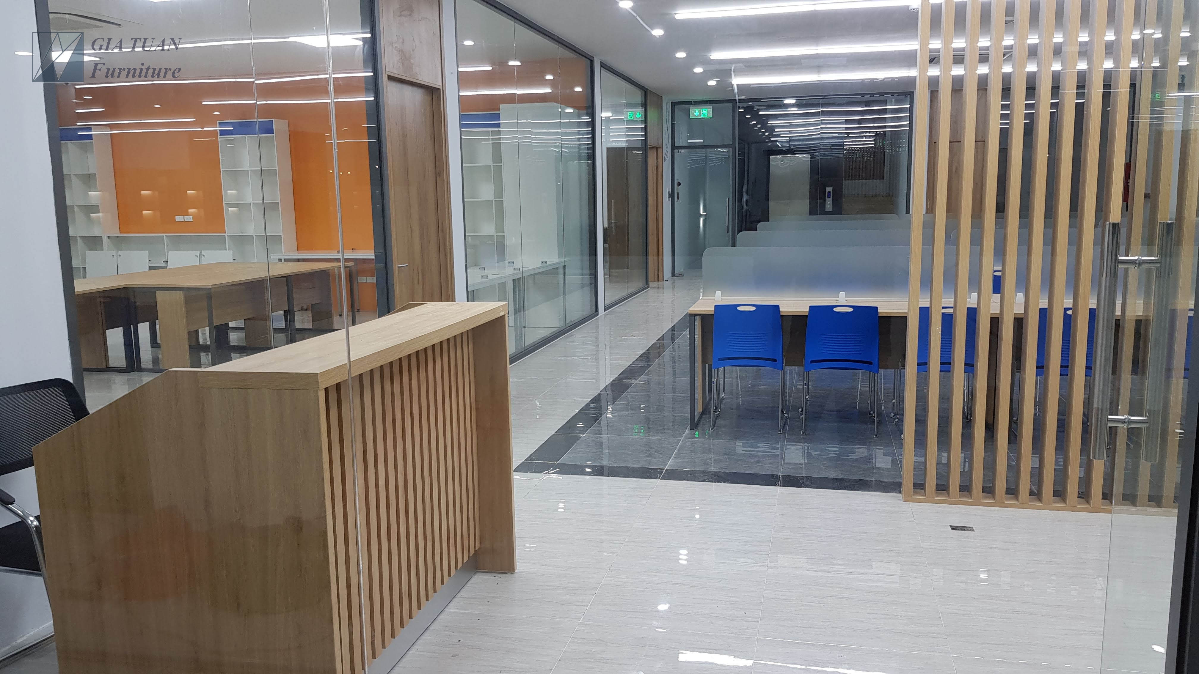 Vách lam gỗ và quầy lễ tân