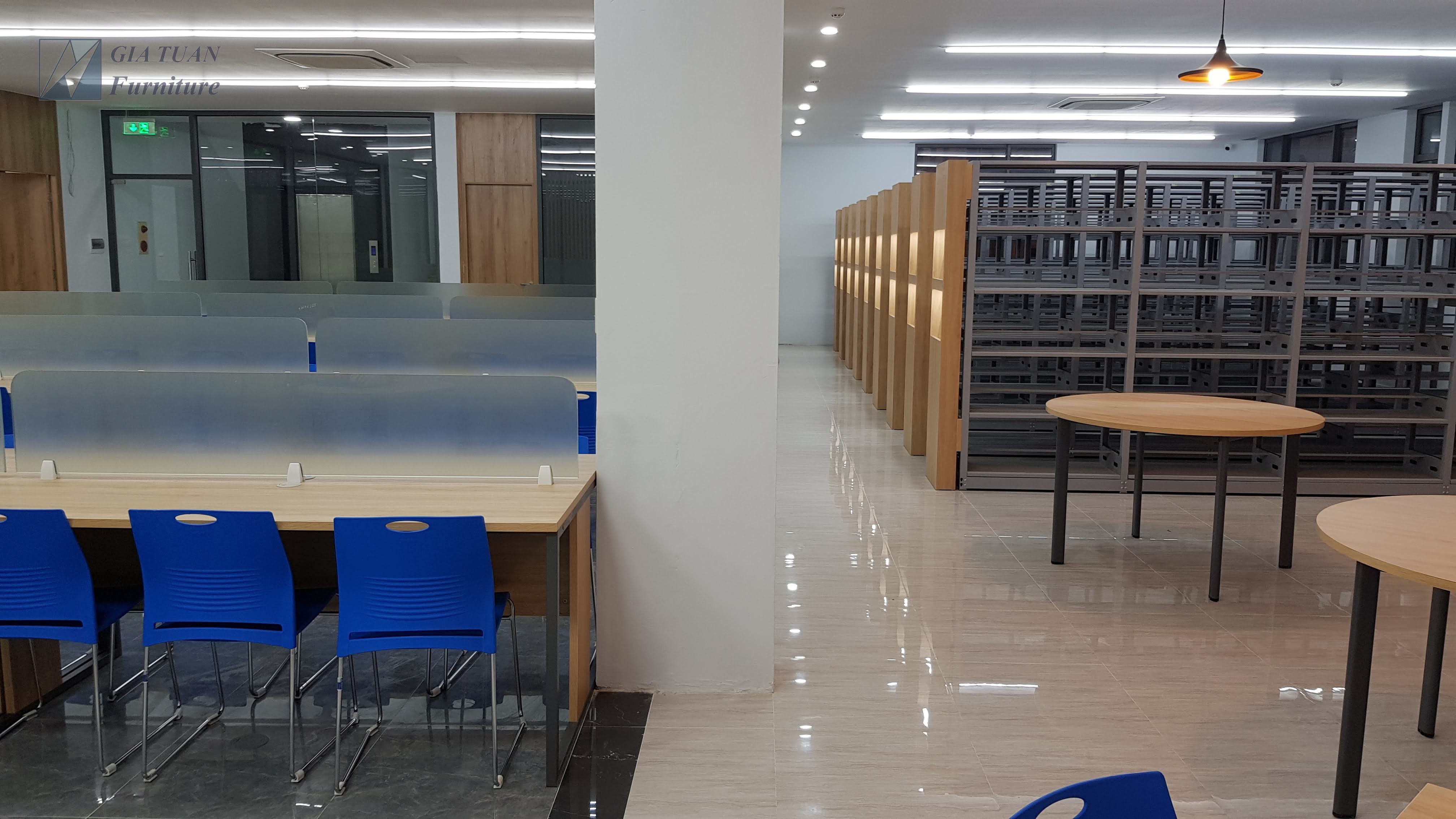 Cổng kính và khu đọc