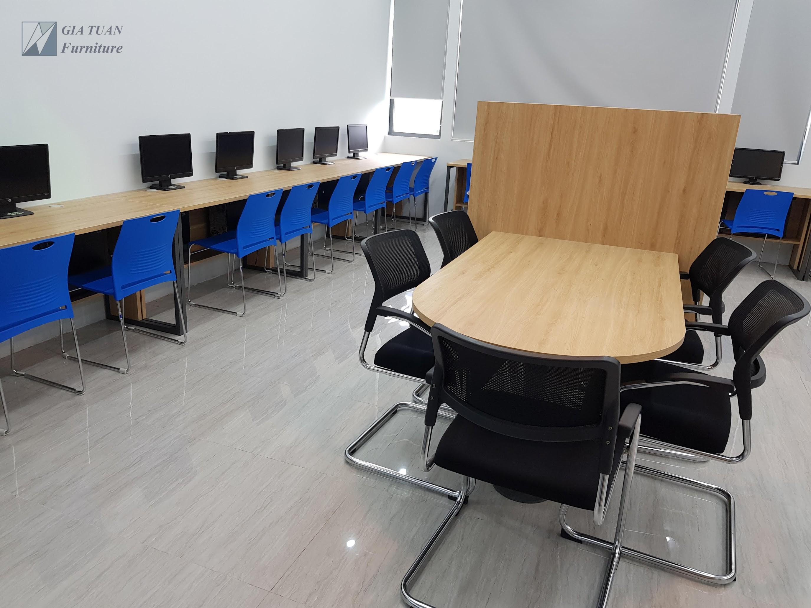Khu thảo luận bàn tròn vách gỗ
