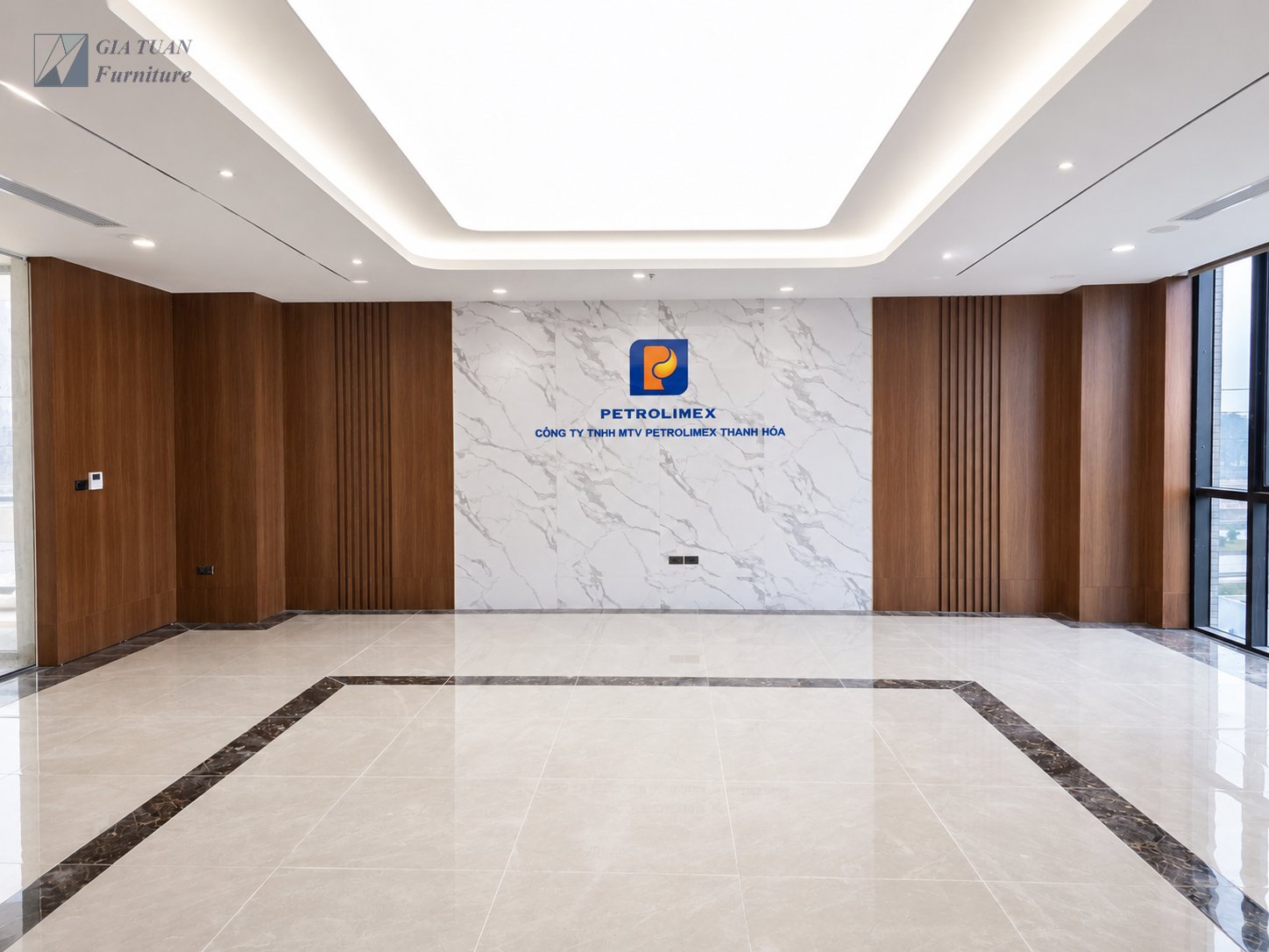 Sảnh lễ tân tầng 2 backdrop logo Petrolimex