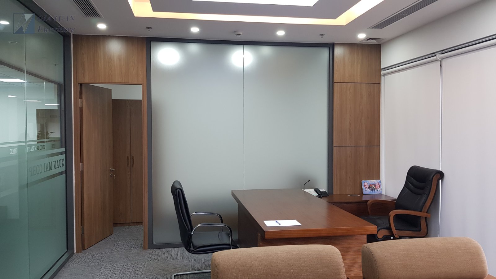 Phòng giám đốc XME — vách kính mờ khắc XUAN MAI CORP, bàn veneer óc chó